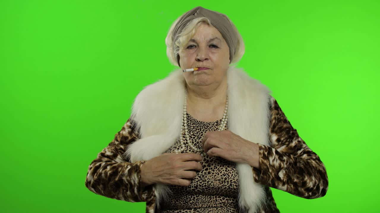 은 세련된 할머니. 백인 여성 담배를 피우고, 춤을 추고. 크로마 키