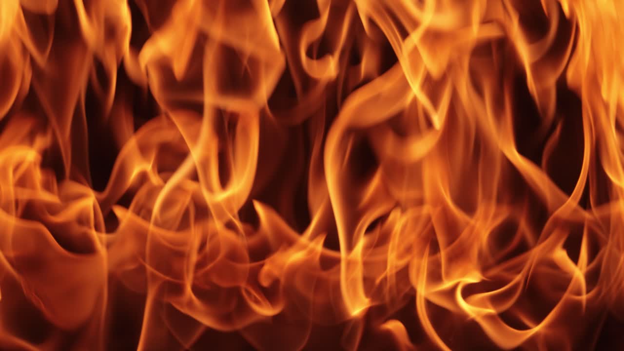 llamas de fuego sobre fondo negro en cámara lenta