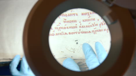 examinando un manuscrito iluminado