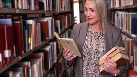 bibliotecario leyendo un libro de la estantería