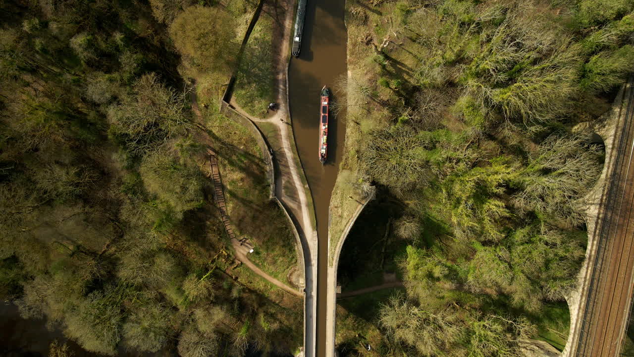 barcaza de barco de canal aéreo en el parque nacional del distrito pico cámara lenta moviéndose a lo largo del río