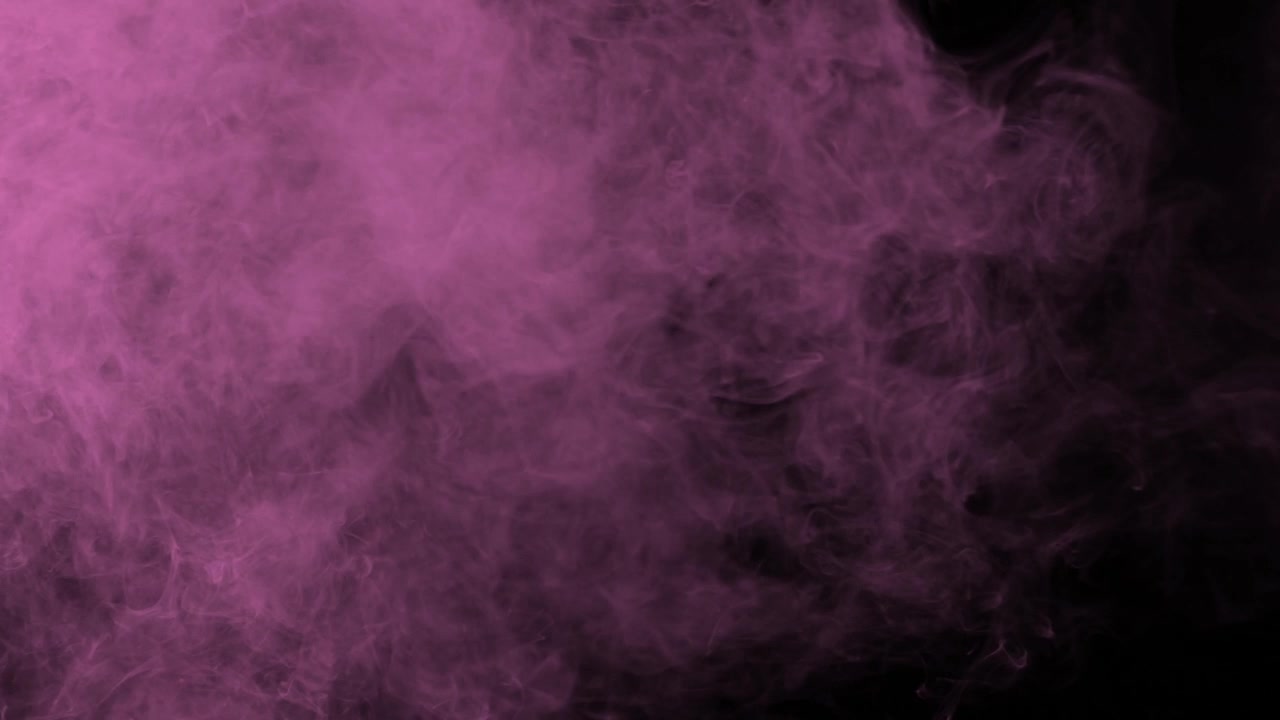Nebbia e fumo rosa tenue che si diffondono lentamente su sfondo nero
