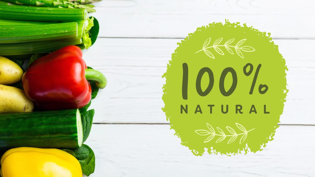 Animación de texto "100 por ciento natural" en verde sobre verduras orgánicas frescas en tablas de madera.