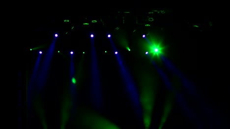luz azul y verde en el escenario.