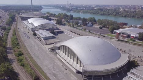 Atemberaubende-4K-Luftaufnahme-Der-Messe--Und-Ada-Brücke-In-Belgrad