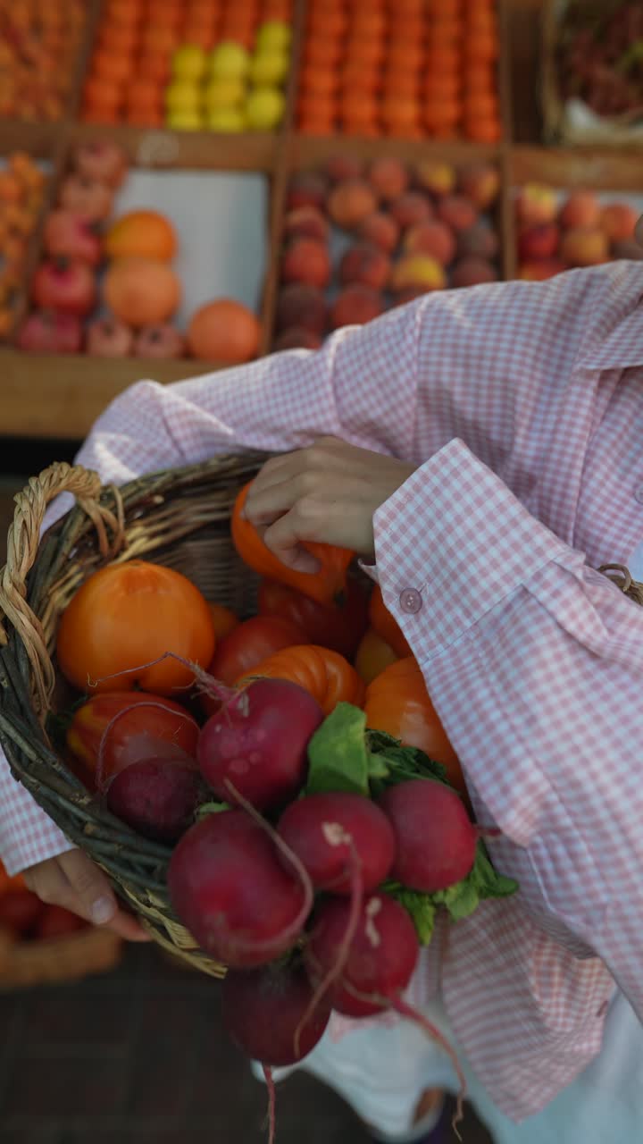 mujer comprando productos en un mercado de agricultores