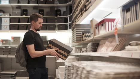 hombre comprando cajas de almacenamiento en una tienda minorista