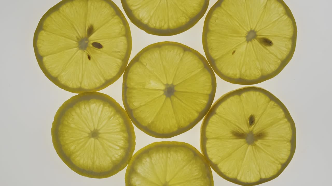 색 배경에 신선한 레몬 슬라이스의 컬렉션. 회전 시트러스 과일.  뷰.