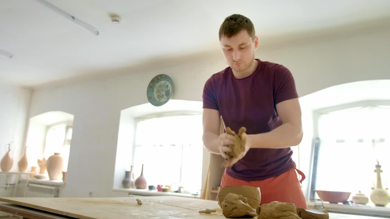 artista de cerámica trabajando con arcilla