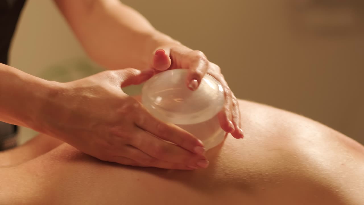 전문 마사지 테라피스트는 휴식 마사지를 수행합니다.