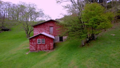 slow-push-in-to-barn-near-blowing-rock-and-boone-nc,-north-carolina