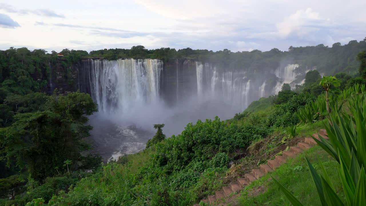 la famosa cascada de kalandula en angola, áfrica