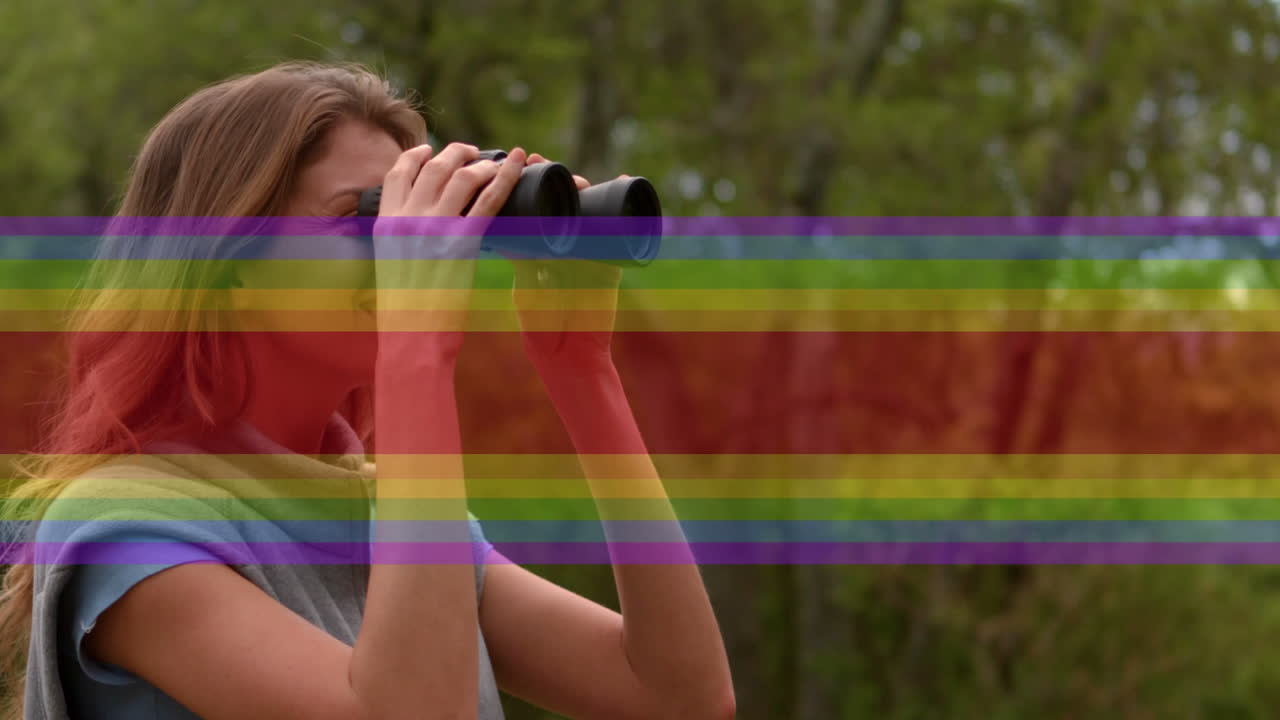 video de las líneas del arco iris sobre una joven caucásica feliz