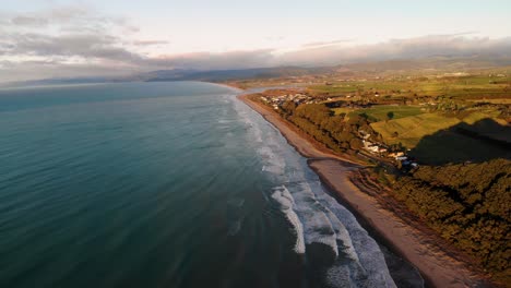 retirada aérea de la playa de waitoha revela el paisaje de opotiki durante la hora dorada