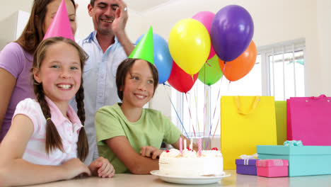 Familia-Celebrando-Un-Cumpleaños-Juntos