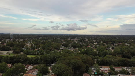 Una-Vista-Aérea-De-Un-Barrio-Suburbano-Tranquilo-En-Long-Island