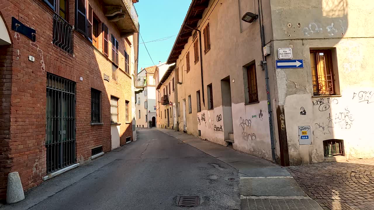 Un tranquillo vicolo ad Alba, Asti, Piemonte