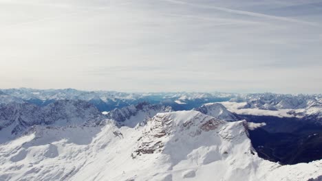 Antena-De-Un-Glaciar-Rodeado-De-Espectaculares-Montañas-Nevadas-En-Los-Alpes