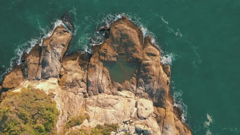 Vista-Aérea-De-Arriba-Hacia-Abajo-Piscina-Natural-En-La-Costa-Brasileña