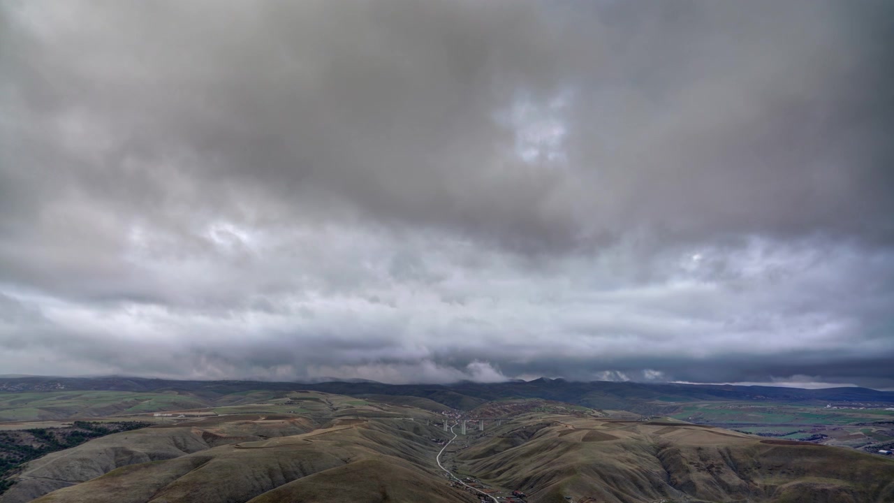 Time-lapse di Nuvole Temporalesche che si Muovono su Colline Ondulate