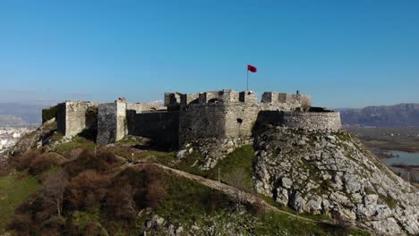 Castillo-épico-De-Rozafa-Con-Paredes-De-Piedra-En-La-Cima-De-La-Colina-Rodeada-De-Montañas-En-Albania