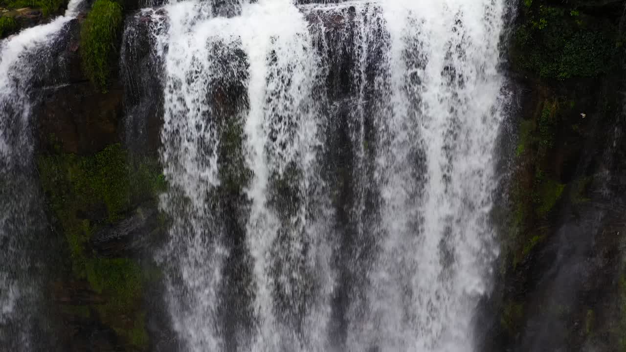 Luftfoto med drone av Mount Vernon-fossen, Sri Lanka.