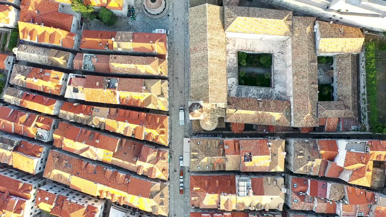 Riprese aeree della Città Vecchia di Dubrovnik, Croazia, con vista dall'alto.
