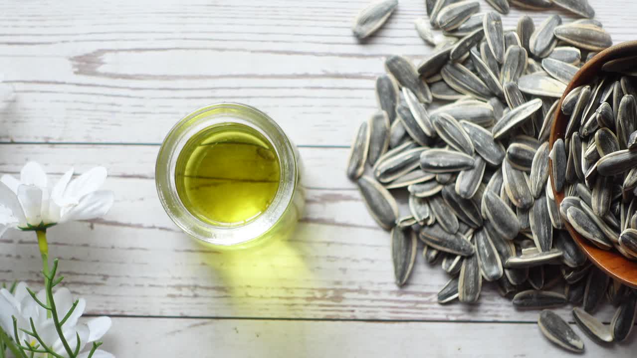 테이블 에 있는 꽃 씨 과 기름