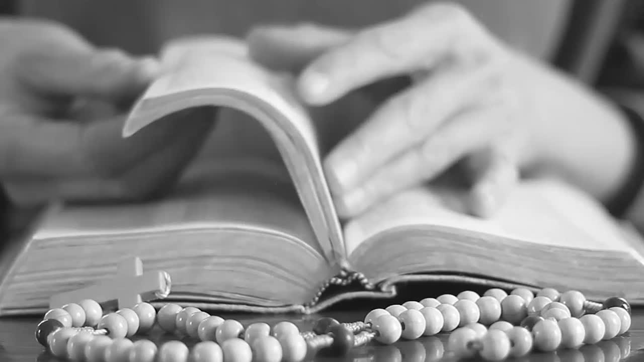 Video in stock di persone che pregano Dio con la Bibbia
