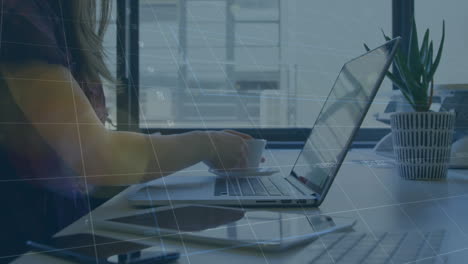 animación de gráficos, cambios de números, mujer caucásica trabajando en una computadora portátil y bebiendo café