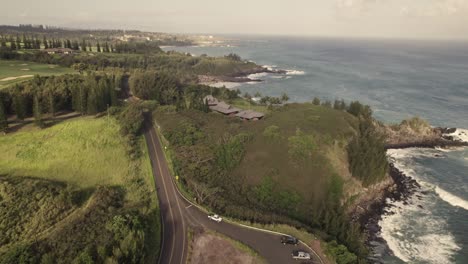 Luftaufnahme-Der-Wunderschönen-Küste-Von-Maui,-Hawaii-Bei-Einem-Warmen-Sonnenuntergang