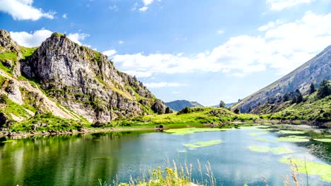 lago de alta montaña, las nubes se reflejan en el agua, timlaps 4k