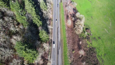 hermosa toma aérea de dron de 4k con vistas a la autopista y al lecho del arroyo en el sur de oregón