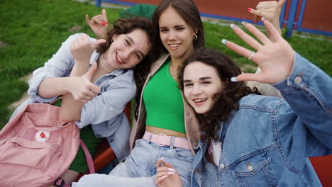 Adolescentes-Posando-Al-Aire-Libre