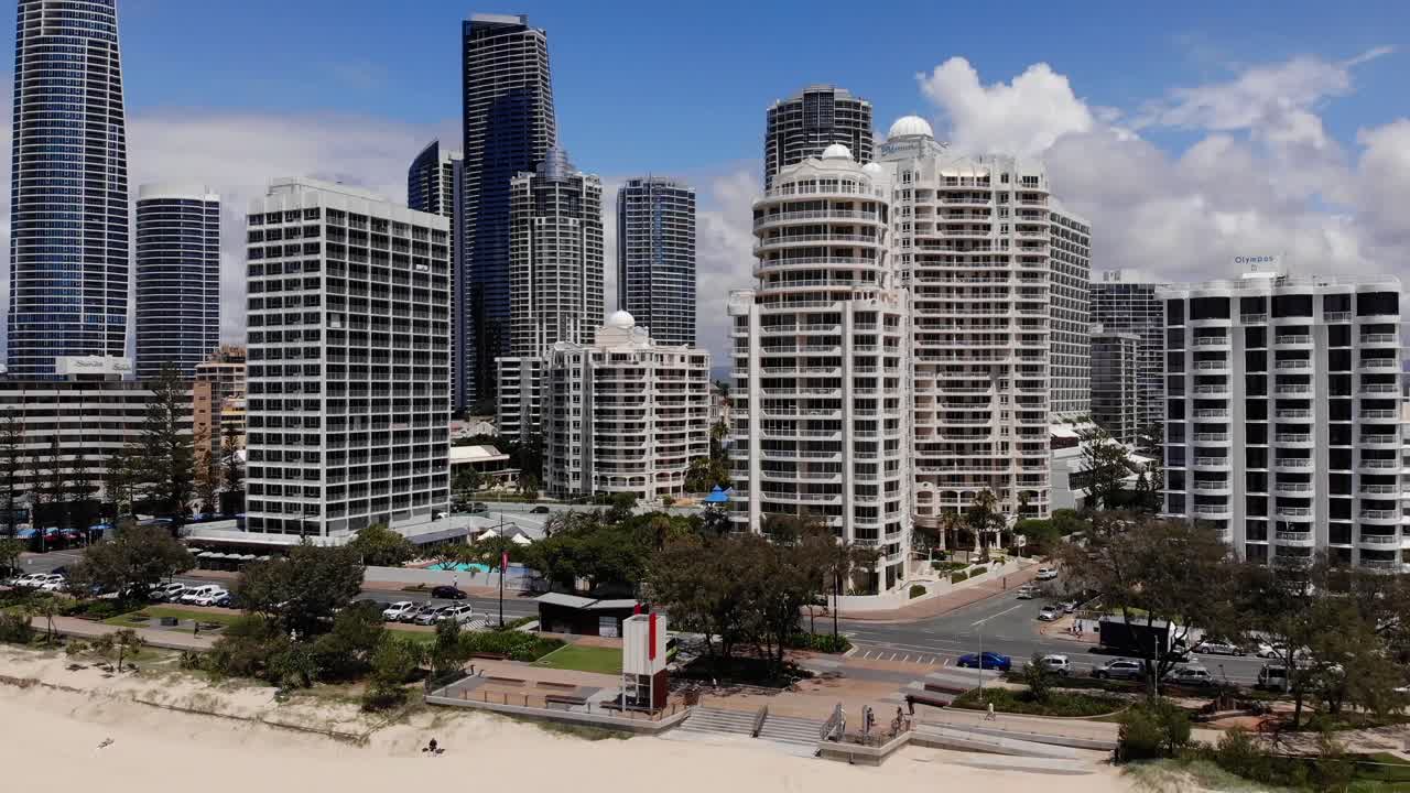 서퍼스 파라다이스, 퀸즐랜드 호주 - 2021년 2월 28일: 서퍼스 건물에서 태평양의 파도까지 물러나다