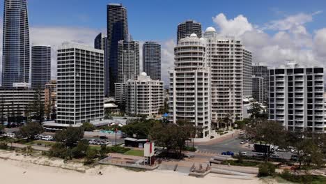 paraíso de los surfistas, queensland australia - 28 de febrero de 2021: retroceda de los edificios de los surfistas al oleaje del océano pacífico