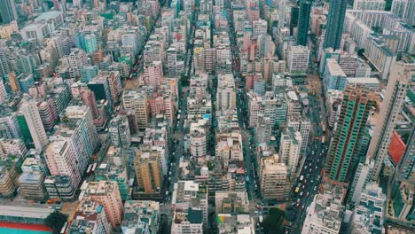 una ciudad muy concurrida con muchos edificios y tráfico, vista desde un dron durante el día
