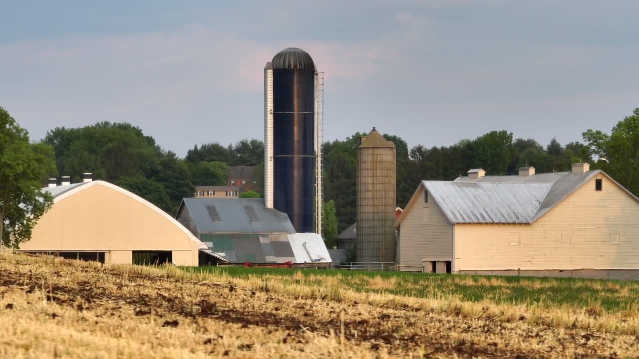 Filmisk panorering af en gård, silo og tom mark dækket af gødning i Lancaster County