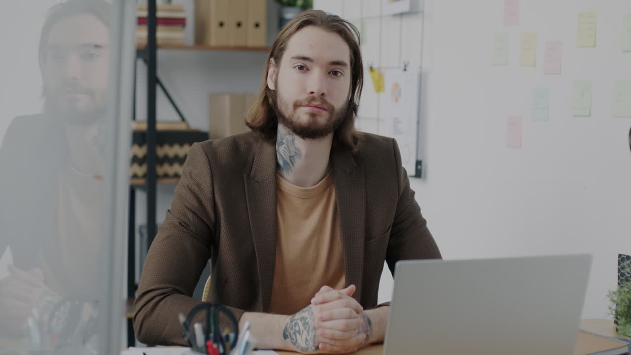 hombre de negocios en el cargo