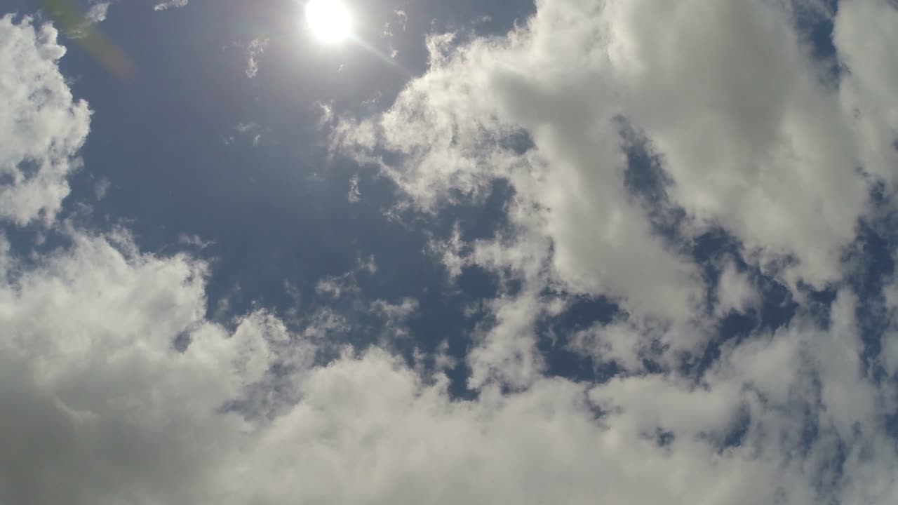 Солнечные лучи сияют сквозь облака