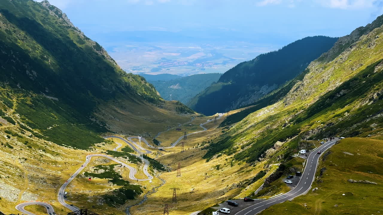 Filmisk sceneri af Karpaterne i Rumænien. Drone optagelser over Transfagarash-motorvejen, der krydser dalen