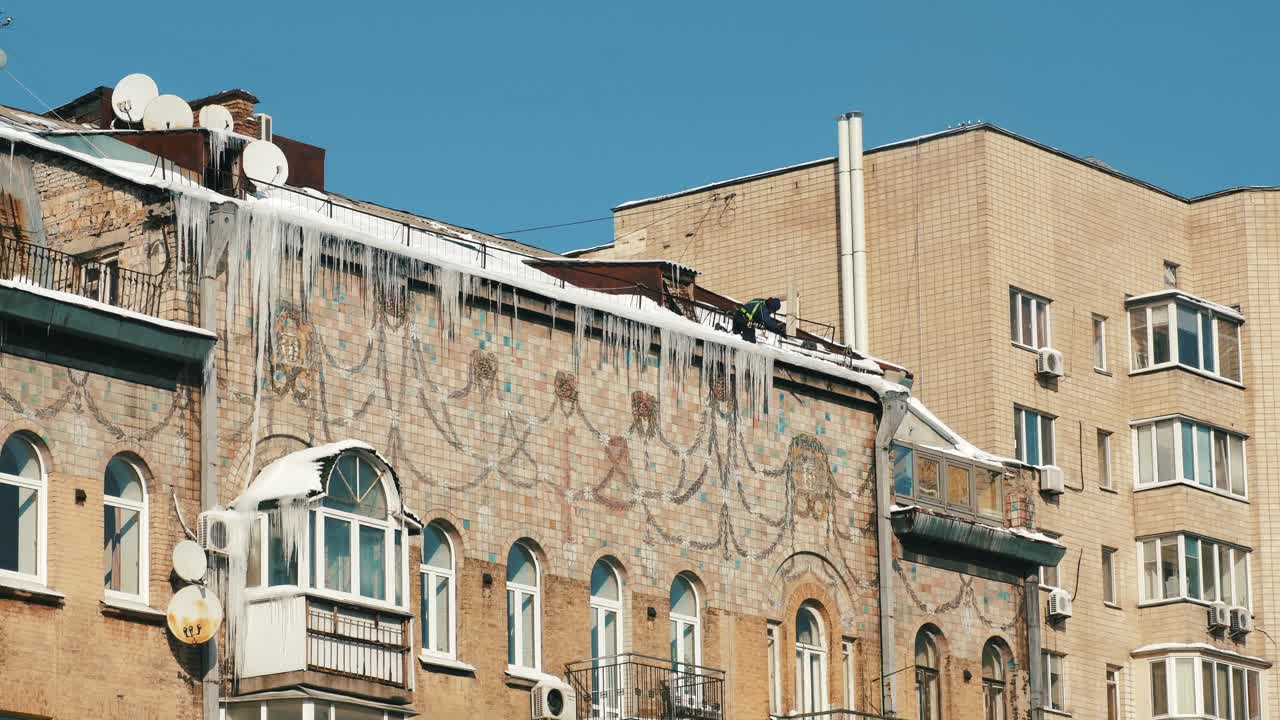 노동자 와 함께 건물 지붕 에 있는 얼음