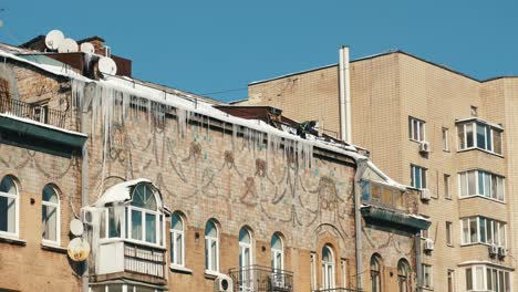 hielo en el techo del edificio con el trabajador