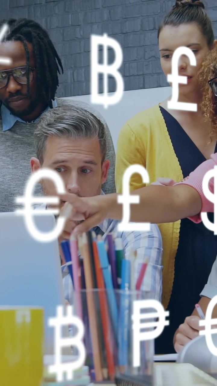 Animazione di simboli di valuta con diversi colleghi che discutono insieme davanti a un laptop in ufficio sullo sfondo
