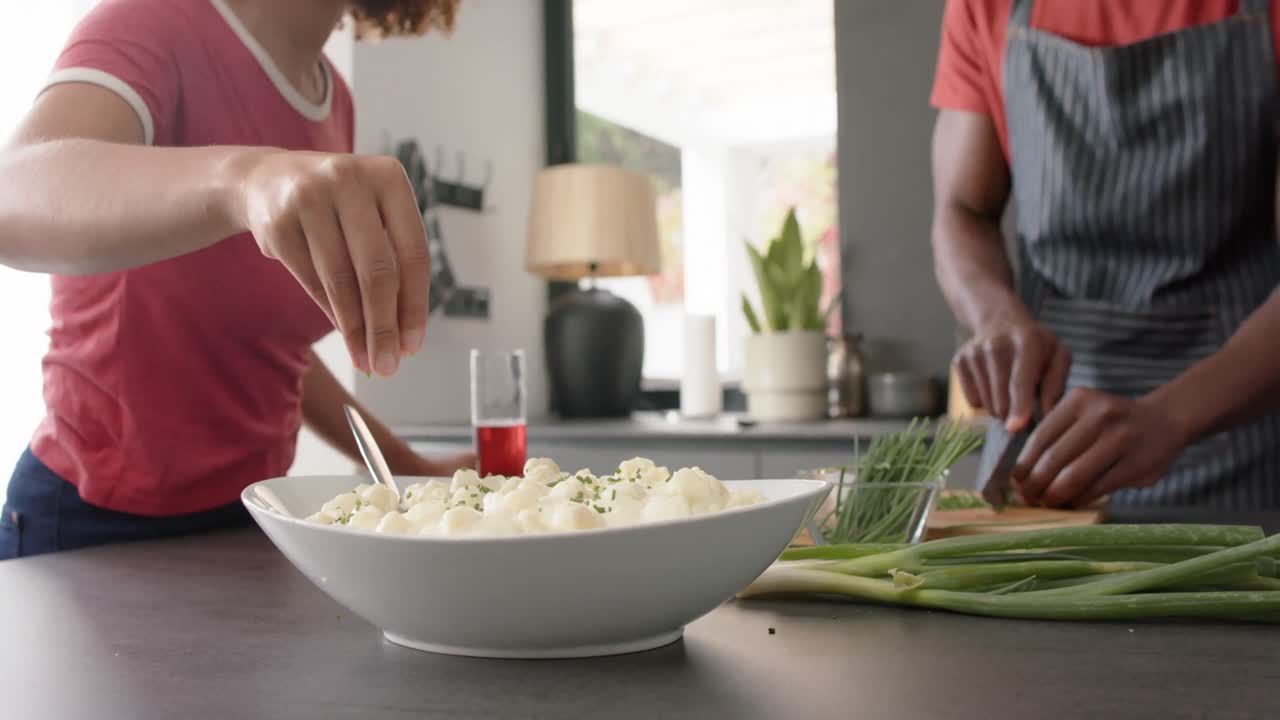 행복 한 다양한 친구 들 이 부 ⁇  에서 식사 를 준비 하고, 느린 움직임