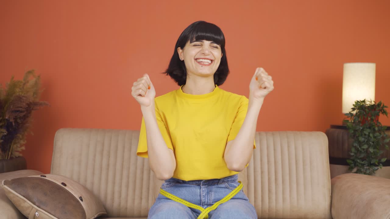 자신의 몸무게에 만족하는 여성.