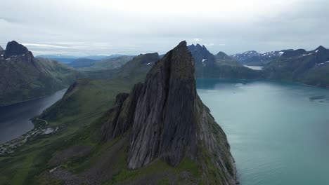 Fliegen-Um-Segla-Rock-Auf-Senja-Norwegen-|-Dji-Air2s