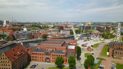 Vista-Aérea-Del-Hotel-Krolewski-Y-La-Filarmónica-A-Lo-Largo-Del-Río-Motlawa-En-Gdansk,-Polonia