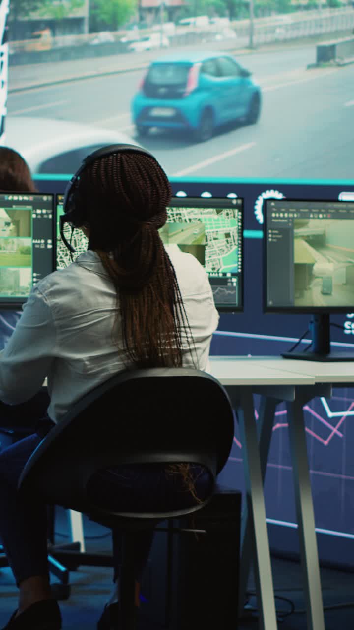Operatori della sicurezza che monitorano filmati CCTV in una moderna sala di controllo