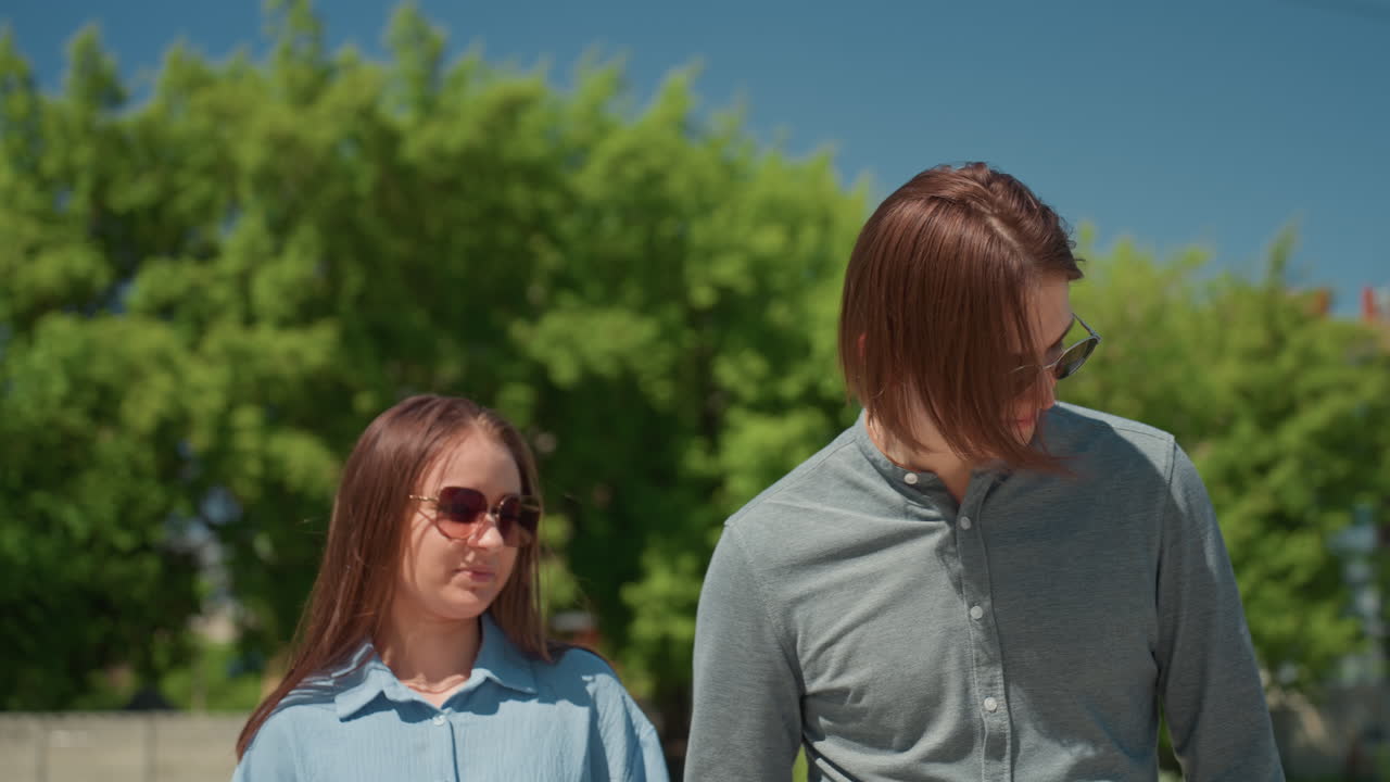 야외에서 키스하는 연인, 야외 햇빛 아래에서 부드러운 키스를 나누는 커플, 밝은 여름날 애정을 나누는 로맨틱한 두 사람, 맑고 푸른 하늘 아래 따뜻한 야외 산책을 하면서 사랑을 표현하는 커플